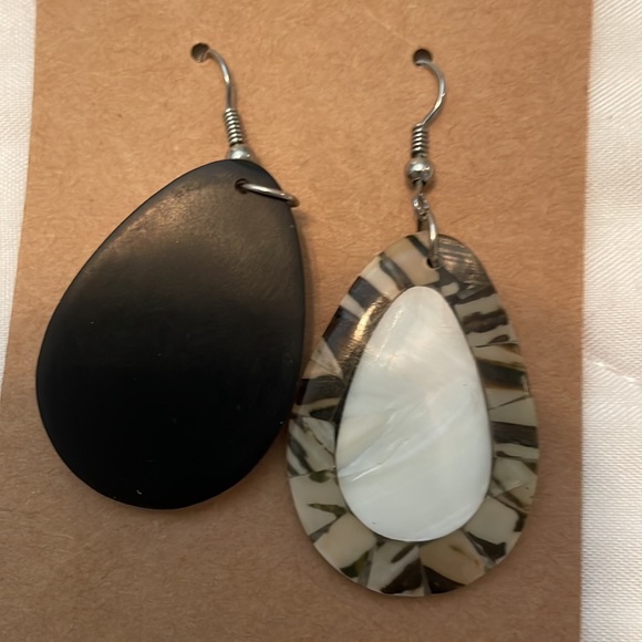 Nice addition to any outfit - Picture 2 of 3